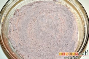 Galletas de mantequilla al chocolate, mezclar con varillas manuales