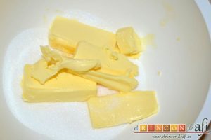 Galletas de mantequilla al chocolate, poner en otro bol el azúcar y la mantequilla en pomada