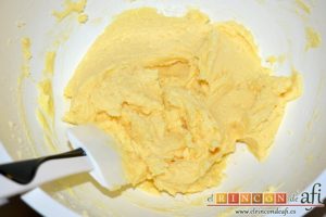Galletas de mantequilla al chocolate, utilizar una lengua para seguir mezclando