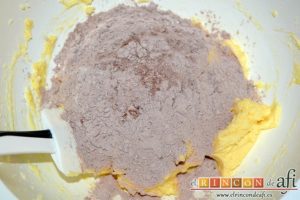 Galletas de mantequilla al chocolate, añadir poco a poco la mezcla de ingredientes secos