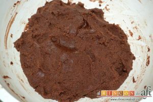 Galletas de mantequilla al chocolate, terminar amasando con las manos