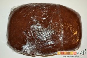 Galletas de mantequilla al chocolate, envolver la masa con film transparente