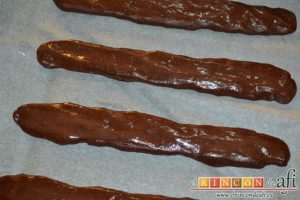 Galletas de mantequilla al chocolate, sacar la masa de la nevera y formar unos churros con ella