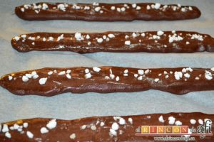 Galletas de mantequilla al chocolate, espolvorear por encima el azúcar perlada