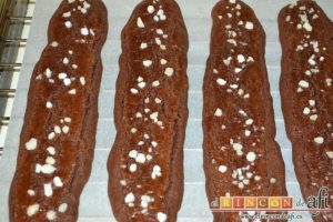 Galletas de mantequilla al chocolate, ponerlas a enfriar sobre una rejilla