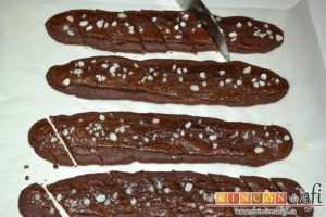 Galletas de mantequilla al chocolate, cortarlas al bies con un buen cuchillo