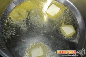 Crema de maíz y puerros, derretir la mantequilla con aceite en un caldero