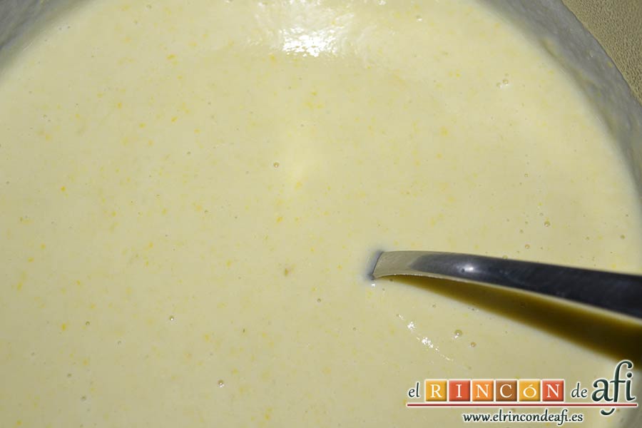 Crema de maíz y puerros, añadir la nata y remover hasta que se integre