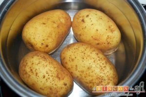 Papas aliñás de Cádiz, lavas bien las papas y ponerlas a sancochar con piel