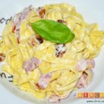 Tallarines al queso con nueces y bacon