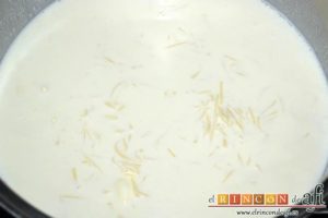 Tallarines al queso con nueces y bacon, añadir el queso