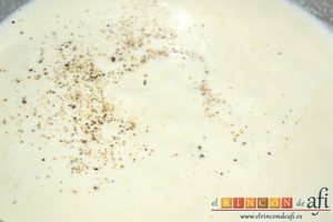 Tallarines al queso con nueces y bacon, añadir pimientas molidas