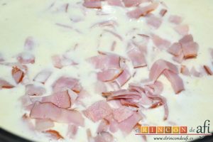 Tallarines al queso con nueces y bacon, añadir el bacon salteado