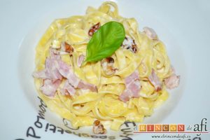 Tallarines al queso con nueces y bacon, sugerencia de presentación