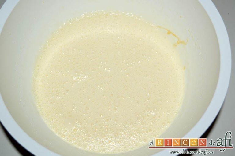 Tarta de queso con harina de fécula de maíz y mermelada de ciruelas rojas casera, mezclar con varillas hasta emulsionar