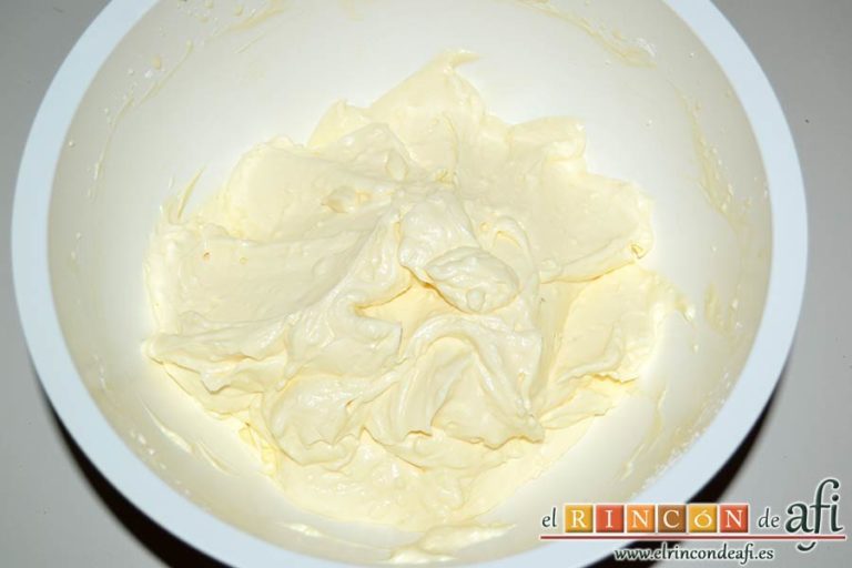 Tarta de queso con harina de fécula de maíz y mermelada de ciruelas rojas casera, añadir la harina de fécula y mezclar bien