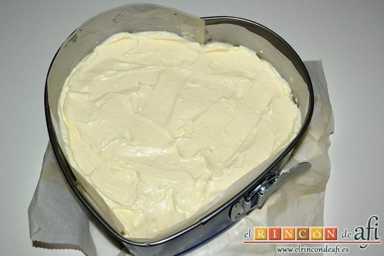 Tarta de queso con harina de fécula de maíz y mermelada de ciruelas rojas casera, volcar sobre el molde y extender
