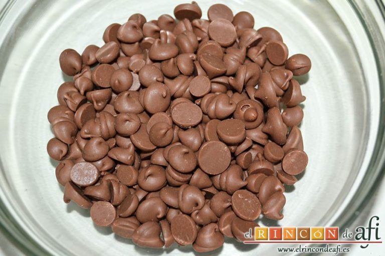 Trufas de chocolate con cobertura de chocolate, poner en un bol las chispas de chocolate