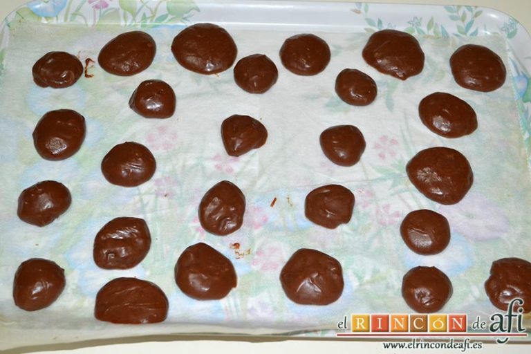 Trufas de chocolate con cobertura de chocolate, dejar atemperar y formar porciones con una manga pastelera
