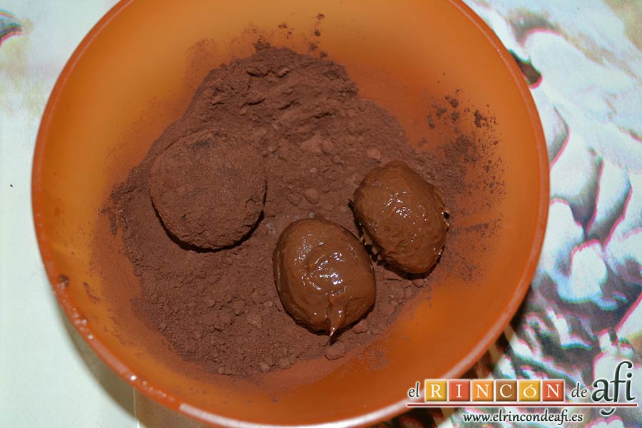 Trufas de chocolate con cobertura de chocolate, refrigerar, dar forma de bola a las porciones y pasarlas por cacao en polvo