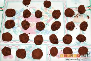 Trufas de chocolate con cobertura de chocolate, poner las trufas sobre papel de hornear