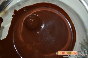 Trufas de chocolate con cobertura de chocolate, cubrirlas por completo con el chocolate
