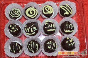 Trufas de chocolate con cobertura de chocolate, sugerencia de presentación