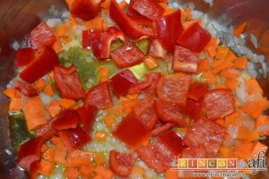 Arroz con verduras apto para vegetarianos, añadir la zanahoria y los pimientos
