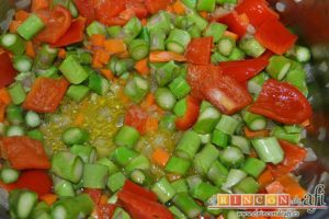 Arroz con verduras apto para vegetarianos, añadir los espárragos trigueros