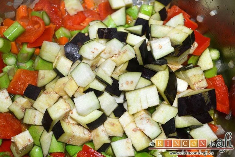 Arroz con verduras apto para vegetarianos, añadir las berenjenas