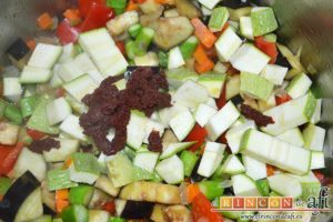 Arroz con verduras apto para vegetarianos, añadir el calabacín y la pulpa de tomate concentrado