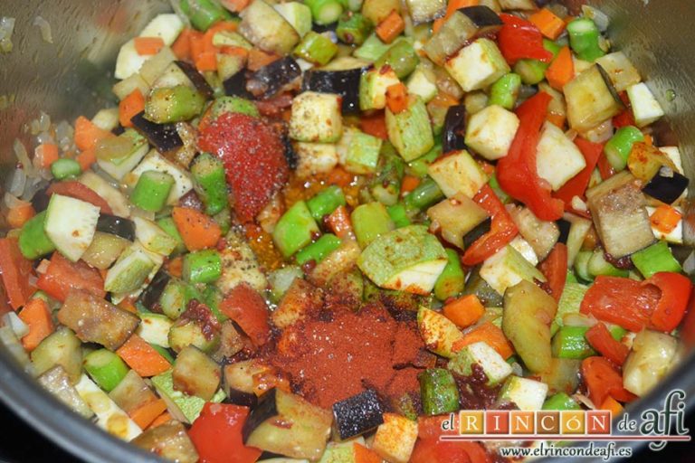 Arroz con verduras apto para vegetarianos, salpimentar y añadir el pimentón