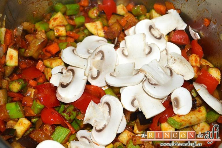 Arroz con verduras apto para vegetarianos, remover bien y añadir los champiñones laminados