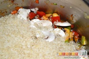 Arroz con verduras apto para vegetarianos, añadir el arroz