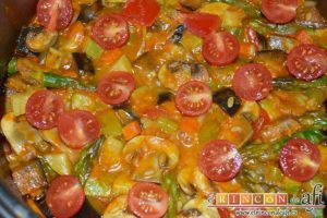 Arroz con verduras apto para vegetarianos, añadir los espárragos reservados