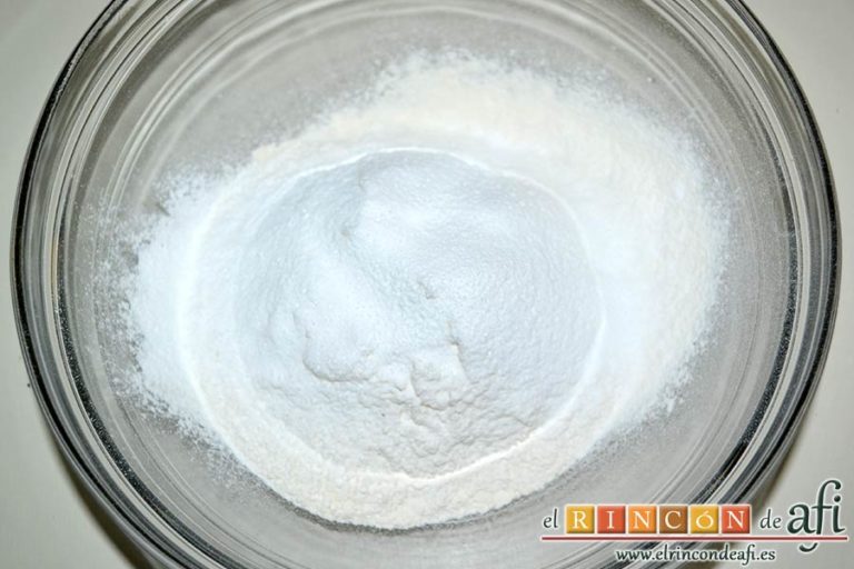 Bocados de yogur y manga, en otro bol poner la harina tamizada con la levadura, el bicarbonato y la sal