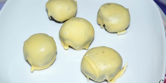 Bolitas de Oreo con queso crema rebozadas con chocolate blanco