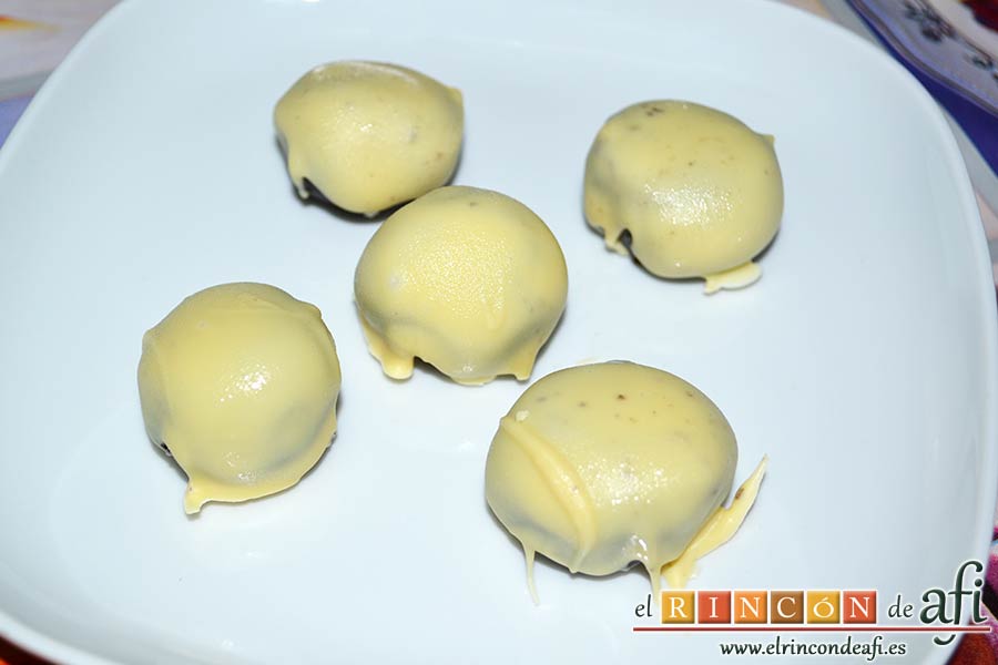 Bolitas de Oreo con queso crema rebozadas con chocolate blanco