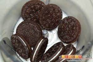 Bolitas de Oreo con queso crema rebozadas con chocolate blanco, poner las galletas en un vaso triturador