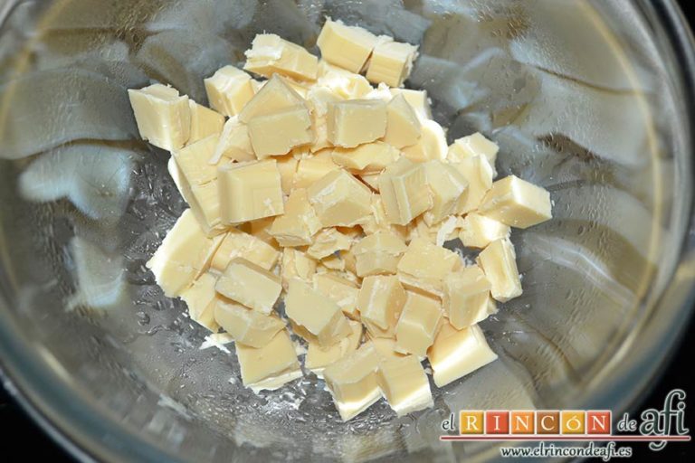 Bolitas de Oreo con queso crema rebozadas con chocolate blanco, trocear el chocolate blanco para fundirlo