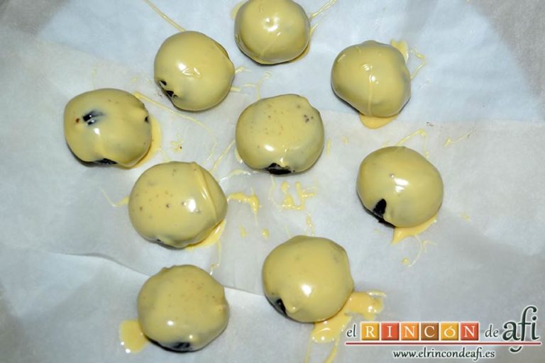 Bolitas de Oreo con queso crema rebozadas con chocolate blanco, ir cubriendo las bolas de chocolate blanco