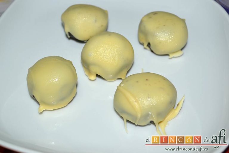Bolitas de Oreo con queso crema rebozadas con chocolate blanco, servir