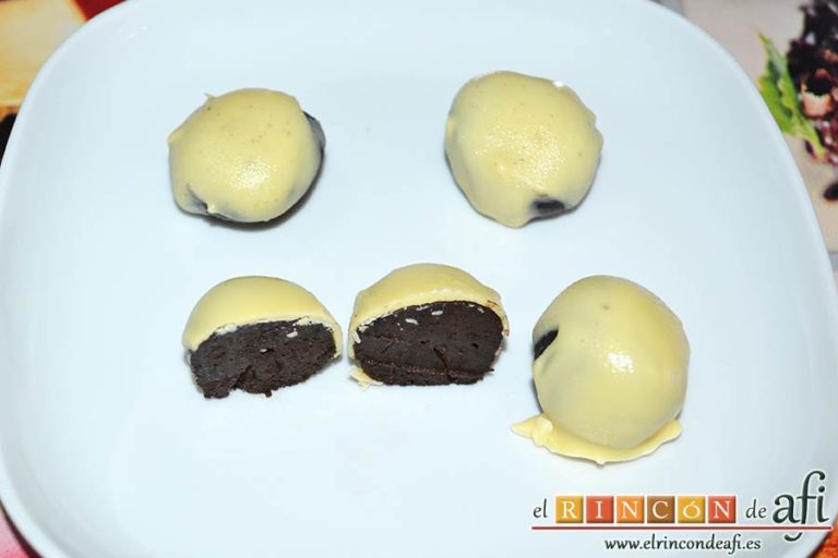 Bolitas de Oreo con queso crema rebozadas con chocolate blanco, sugerencia de presentación