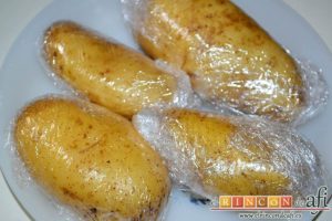 Bolitas de papas y bacon, lavar las papas y envolverlas en film
