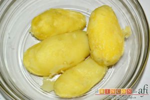 Bolitas de papas y bacon, dejar enfriar y pelarlas