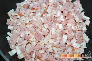Bolitas de papas y bacon, trocearlo y dorarlos en una sartén sin aceite