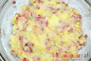 Bolitas de papas y bacon, mezclar bien con las manos hasta integrar
