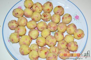 Bolitas de papas y bacon, formar bolitas