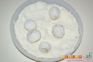 Bolitas de papas y bacon, pasar las bolas por harina
