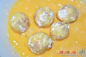 Bolitas de papas y bacon, pasarlas por huevo batido